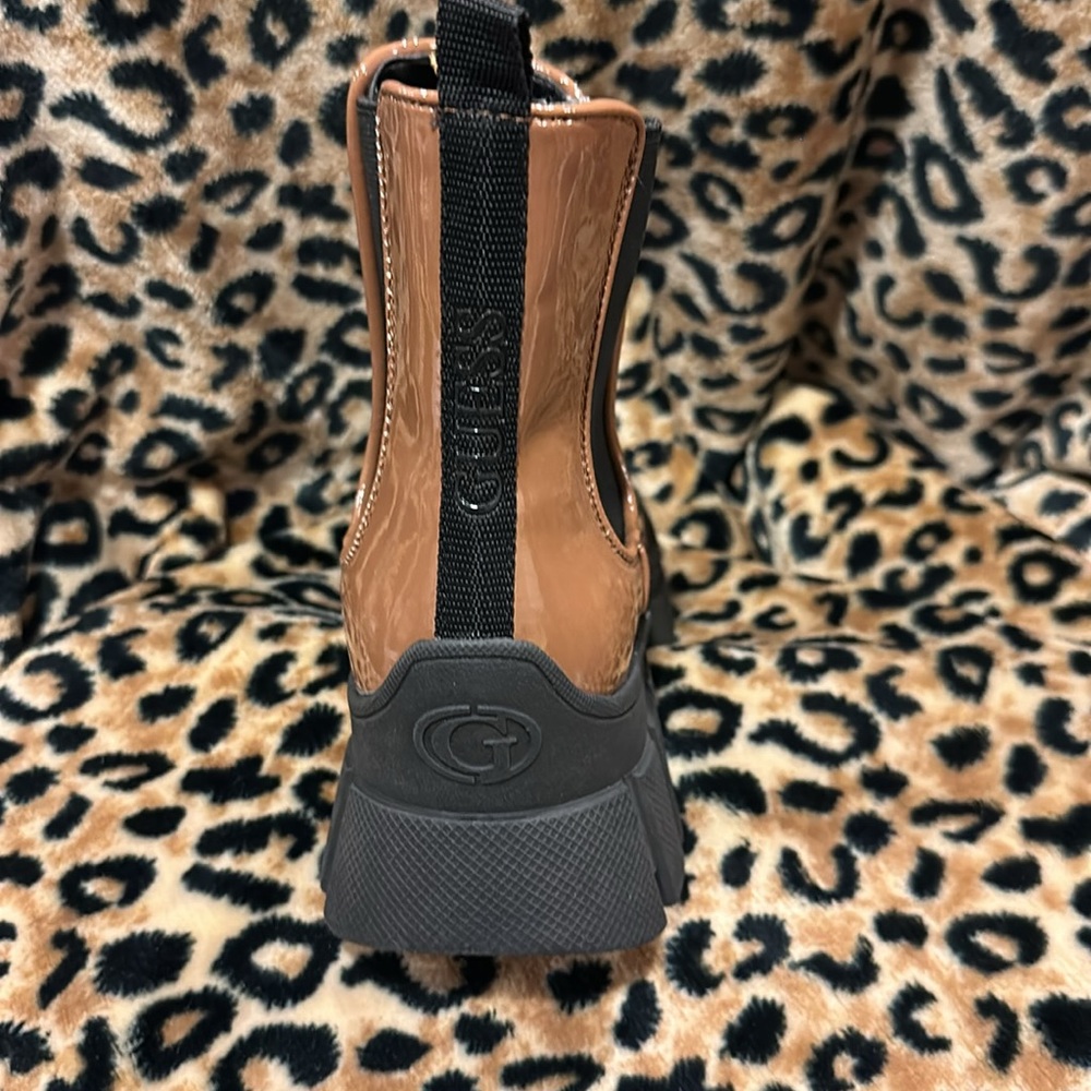 GUESS
NEW - Picture 2 of 2